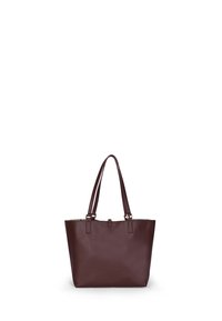 Borsa tote in pelle marrone con superficie a ciottoli, due manici, forma rettangolare e chiusura con zip, caratterizzata da un design semplice e privo di ornamenti.