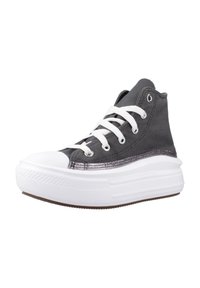 Sneaker alte grigie con lacci bianchi, tessuto testurizzato, un accento argentato lucido e una suola bianca spessa. Punta in gomma e suola marrone.