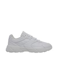 Baskets blanches K-Swiss avec design à lacets, semelle texturée et panneaux cousus, présentées de profil sur un fond blanc.