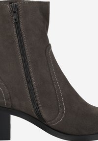 Botte de cheville en suède grise avec fermeture éclair et des coutures blanches contrastantes. Présente un talon noir épais et une texture lisse.