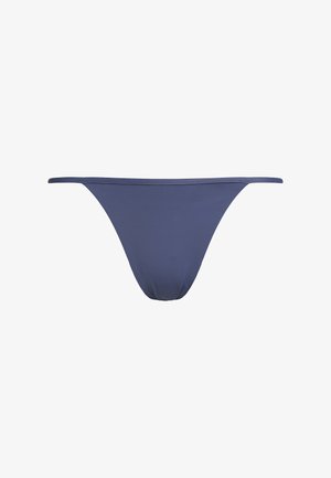 Slip blu navy con copertura minima, texture liscia e fasce laterali sottili. Design semplice e senza cuciture, privo di motivi o decorazioni.