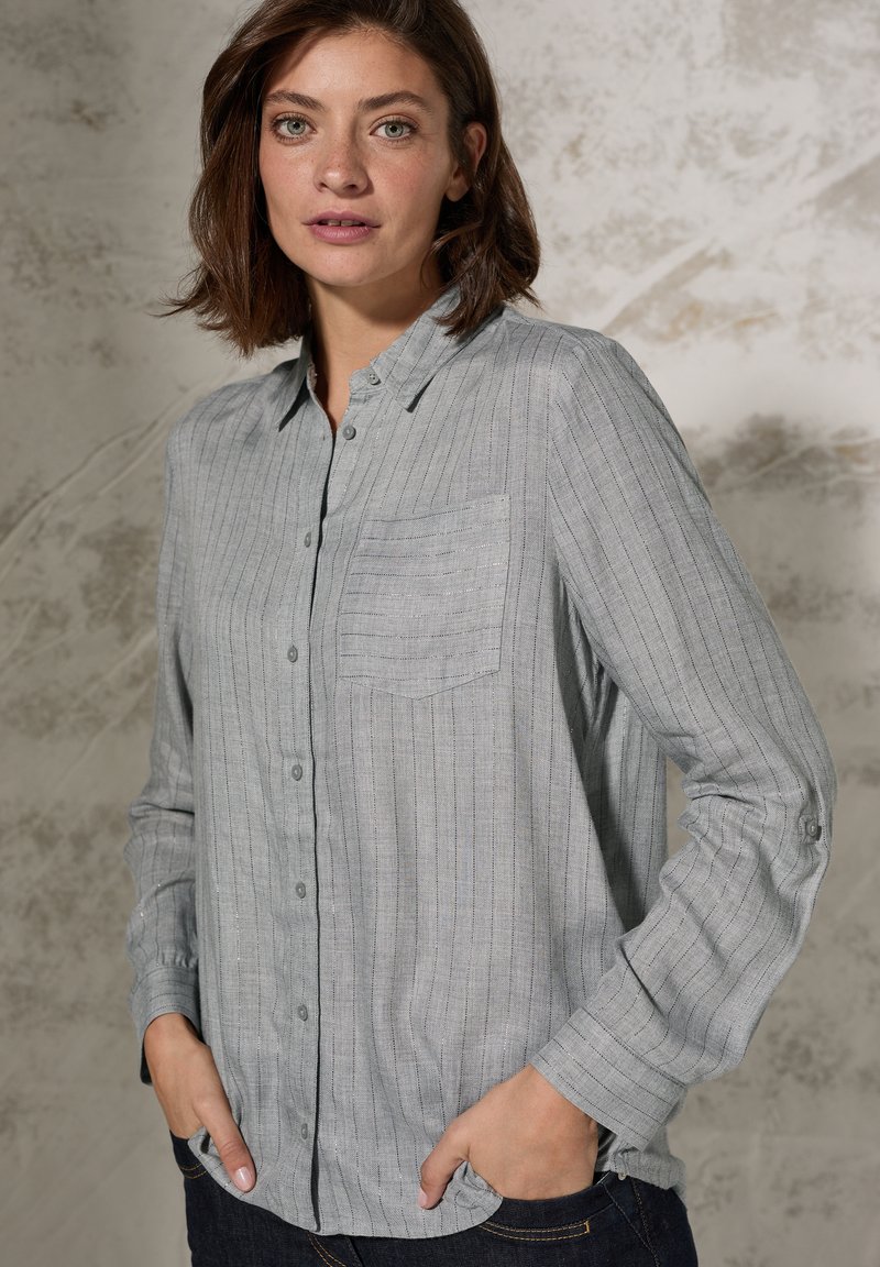 Grijs gestreepte button-up shirt van lichtgewicht stof, met een borstzak en oprolbare mouwen. Subtiele horizontale strepen en textuurdetails.