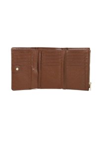 Portafoglio a tre pieghe in pelle marrone con numerosi scomparti per schede e un compartimento con zip sul lato destro, aperto su uno sfondo bianco.