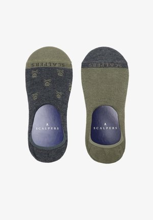 Deux paires de chaussettes mi-mollet : une en gris foncé avec un motif subtil, l'autre en vert olive, toutes deux avec des logos sur les semelles.