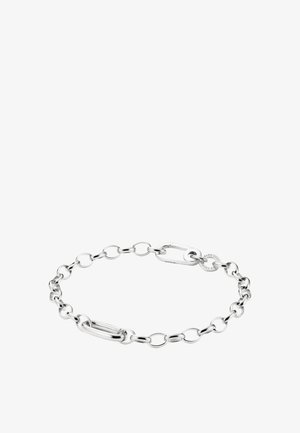 Silbernes Kettenarmband mit abwechselnd ovalen und runden Gliedern, mit einer kleinen runden Plakette nahe dem Verschluss auf weißem Hintergrund.