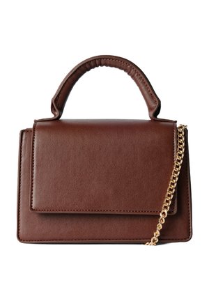 Borsa a mano in pelle marrone con forma strutturata, manico arrotolato e tracolla in catena dorata. Texture liscia con chiusura a patta frontale.