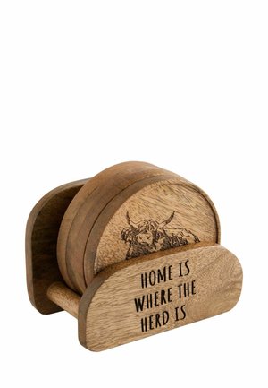 Drevená sada podtáckov s držiakom, vyrezaná s horským dobytkom a fráza "Home is where the herd is."