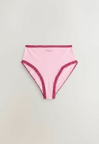 Roosa kõrge vöökohaga aluspüksid, mille ääred on kaunistatud burgundia ripsmetega ning sõna "Teisipäev" on tikkitud sobivas värvitoonis.