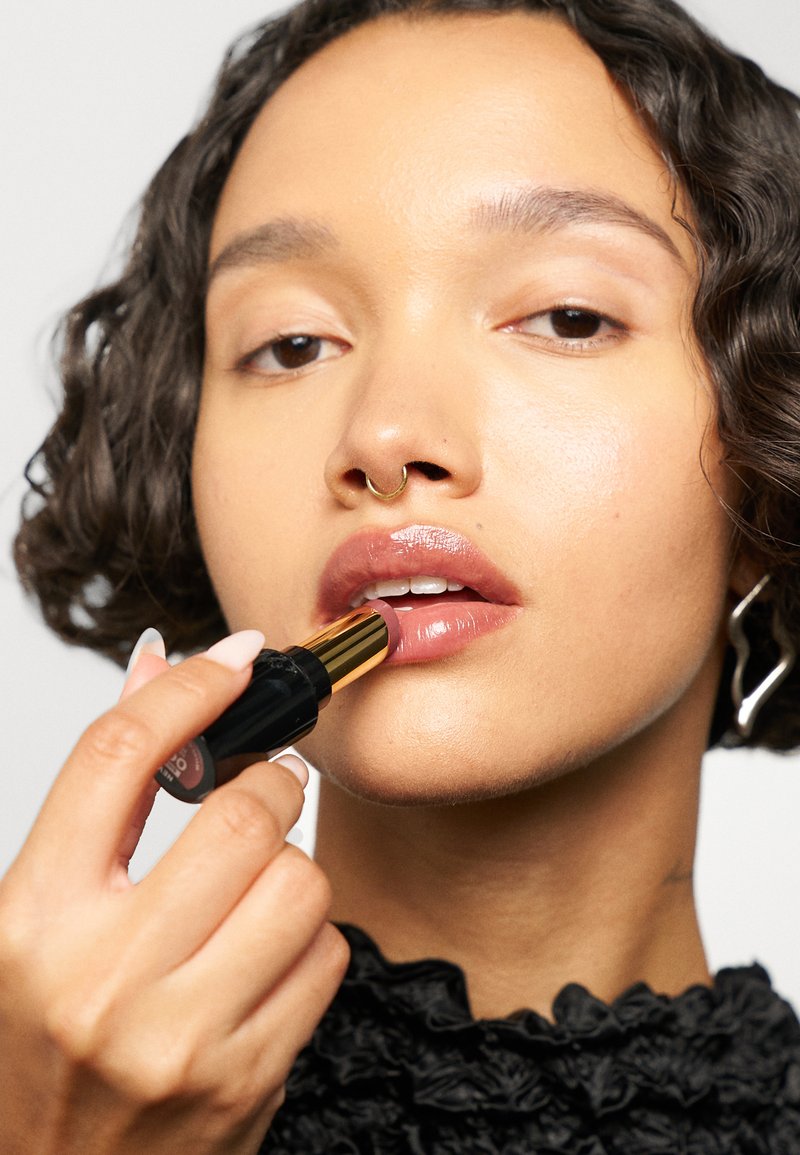 Rouge à Lèvres Revlon Super Lustrous N°730 Revlon Red - Tenue Longue, Effet Crème Brillant