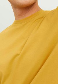 Jack & Jones JJE TEE  O-NECK  - Camiseta básica - honey gold