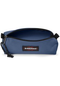 Pencil case blu in tela con chiusura a zip. Presenta un'etichetta nera del logo Eastpak sul davanti e una superficie texturizzata.