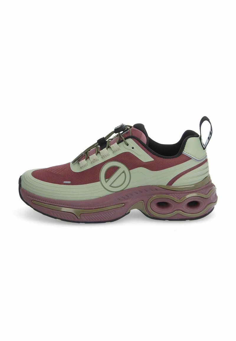Bordeaux- en beige sport sneaker met dikke zool, rond logo, elastische veters en een lus aan de hiel tegen een witte achtergrond.