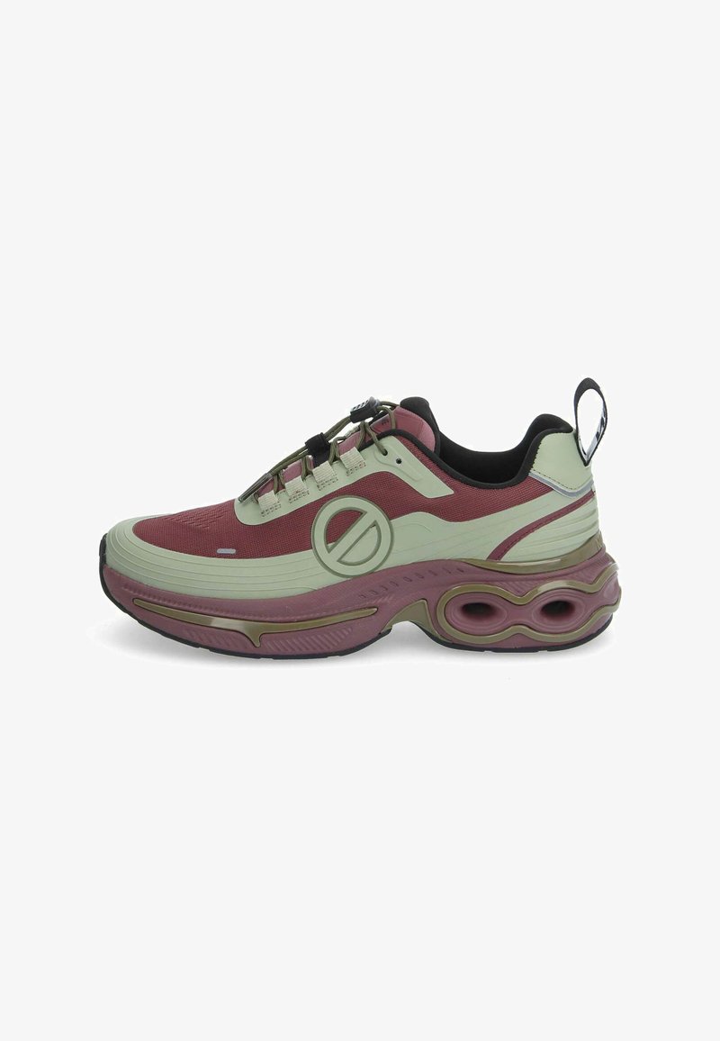 Baskets de sport maroon et beige avec une semelle épaisse, logo circulaire, lacets élastiques et languette au dos sur fond blanc.