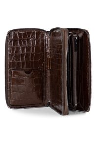 Portefeuille en cuir marron avec une texture en relief crocodile, doté de plusieurs emplacements, d'un compartiment zippé et d'une poche à fermeture pression.