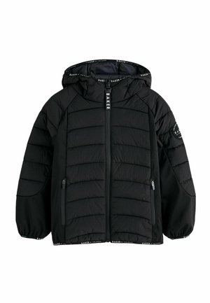 Sort polstret hættejakke med frontlynlås, to lynlåslommer, elastiske manchetter og mærket trim på hætte, lynlås og kant.