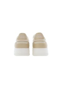 Sneakers beige e bianchi con tomaia in pelle liscia, colletto imbottito e suola testurizzata. Presentano la dicitura "SINCE 1890" in bianco sul tallone.
