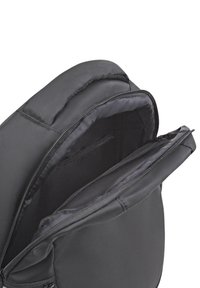 Mochila negra con parte superior acolchada, compartimento principal con cremallera y bolsillos organizativos interiores. El material parece duradero con un acabado mate.