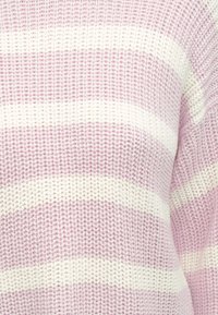 Pullover de malha com riscas horizontais em rosa claro e branco. A textura é suave, com uma malha solta e um corte descontraído.