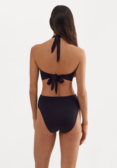 Črni dvodelni bikini z zgornjim delom na halter in zavezovanjem ter srednje visokim dnom. Gladka tekstura z minimalističnim dizajnom.