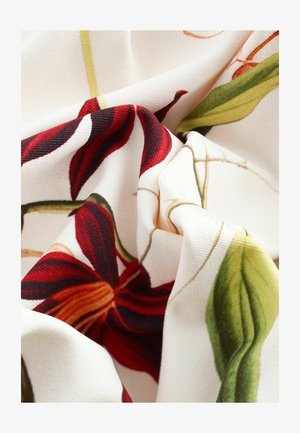 Kangas berlapis bunga dengan nuansa merah dan hijau di latar belakang krem, dengan tekstur yang terlihat dan aliran jatuh dalam komposisinya.