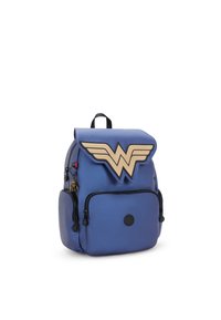 Blå ryggsäck i mjukt material med en gyllene Wonder Woman-logotyp, blixtlåsfickor och en liten charm-accessoar.