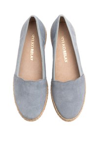 Szare zamszowe buty wsuwane z okrągłym noskiem, jutową podeszwą i dyskretnymi detalami przeszycia. Wnętrze zdobi złote logo.