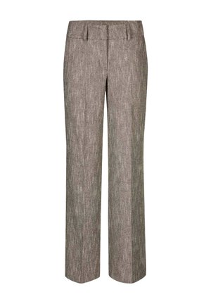 Braune, strukturierte gerade Hosen mit Gürtelschlaufen und einer vorderen Bügelfalte, vor einem weißen Hintergrund präsentiert.