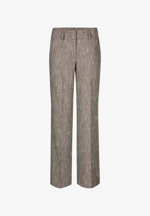 Braune, strukturierte gerade Hosen mit Gürtelschlaufen und einer vorderen Bügelfalte, vor einem weißen Hintergrund präsentiert.