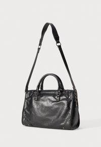 Schwarze Lederhandtasche mit strukturierter Form, doppelten Obergriffen und einem abnehmbaren Schultergurt. Verfügt über metallische Akzente und eine strukturierte Oberfläche.