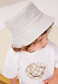 Next BUCKET Regular Fit - Kalap - neutral