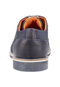 Chaussures en cuir bleu marine avec un dessus en maille texturée, doublure intérieure orange et semelle en caoutchouc à rayures blanches. Comprend un dos rembourré.