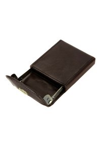 Portafoglio in pelle marrone con una texture liscia, dotato di una chiusura in metallo, apertura centrale e un design rettangolare minimalista.