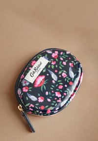 Pochette con zip floreale che presenta uno sfondo blu navy scuro, assortiti fiori rosa e verdi, e un'etichetta bianca con marchio. Materiale sintetico testurizzato.