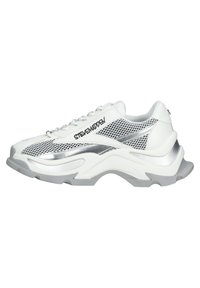 Sneaker bianchi in sintetico con dettagli argentati e pannelli in rete. Soletta grigia spessa, punta rotonda e chiusura con lacci con branding.