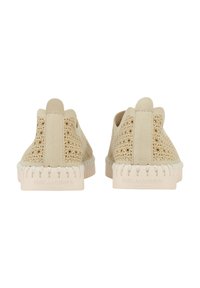 Beige schoenen met een geweven ontwerp, rubberen zolen, een gestructureerde achterkant en een looppunt aan de achterkant voor gemakkelijk aan- en uittrekken. Subtiele branding op de zool.
