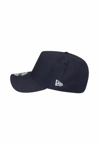 Navyblaue, eng anliegende Baseballmütze mit gebogenem Schirm und weißem, gesticktem Logo an der Seite.