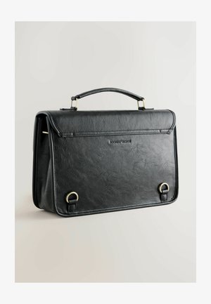 Černá kožená aktovka s horním madlem, zlatými kovovými doplňky a texturovaným povrchem. Má dva postranní kroužky a ozdobný klapku.