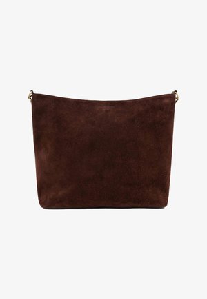 Braune Wildleder-Schultertasche mit glatter Textur, rechteckiger Form und minimalistischem Design. Sie verfügt über einen einfachen Oberverschluss und einen kurzen Tragegurt.