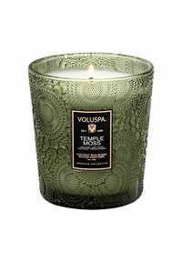 Grön glasljus med intrikat textur, märkt "Temple Moss." Innehåller en blandning av kokosvax, med en tänd veke, 9 oz storlek.