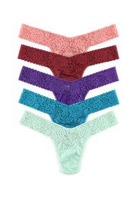 Set van vijf kanten tangas in verschillende kleuren: lichtroze, bordeaux, paars, teal en muntgroen. Bevat bloemachtige kanten patronen en een zachte textuur.