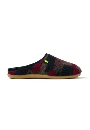Chaussons en laine avec un motif écossais noir, rouge et marron. Conception ouverte à l'arrière, dessus texturé et semelle en caoutchouc beige avec des accents subtils.