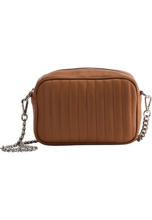 Sac bandoulière compact en cuir marron avec matelassage vertical et une sangle chaîne argentée fixée par des fermoirs de chaque côté.