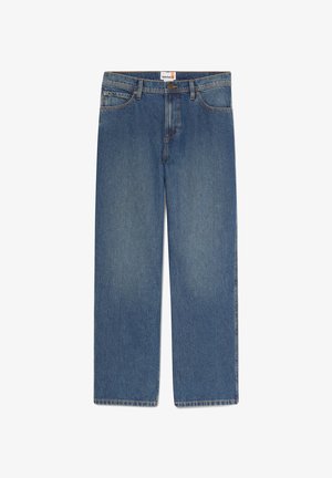 Otse lõikega sinised teksapüksid esitaskutega, vööaasadega, nööpidega kinnitatavad ja Timberlandi silt vöökohal.