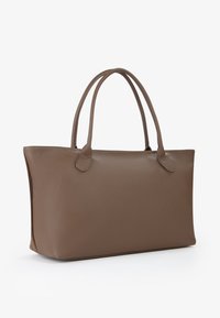 Borsa tote in pelle marrone con una finitura texturizzata, due manici lunghi e una forma rettangolare. Nessun hardware o accenti visibili.
