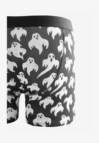 Kijelölve, black white ghost