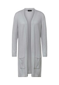 Lichtgrijze lange cardigan van zacht materiaal, met een open voorkant, lange mouwen en twee voorkruiszakken. Geen sluitingen of patronen.