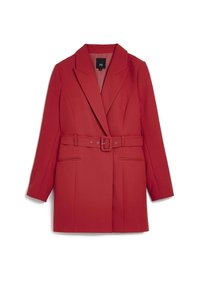 Blazer rojo ajustado con cintura ceñida, solapas afiladas, dos bolsillos frontales y hombros estructurados; tela suave y líneas limpias.