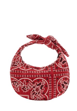 Czerwona torebka z tkaniny z białymi i czarnymi kwiatowymi wzorami paisley, z zapięciem na uchwyt zawiązany na supeł.