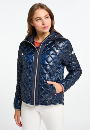 Marineblaue gesteppte Daunenjacke mit glänzendem Finish, ausgestattet mit Kapuze, durchgehendem Reißverschluss und zwei Seiten Taschen. Silberne Hardware-Details überall.
