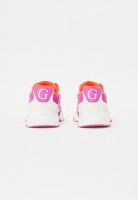 Sneaker bianchi e rosa con accenti arancioni, caratterizzati da una superficie testurizzata, logo sul tallone e un design sportivo con una suola spessa.